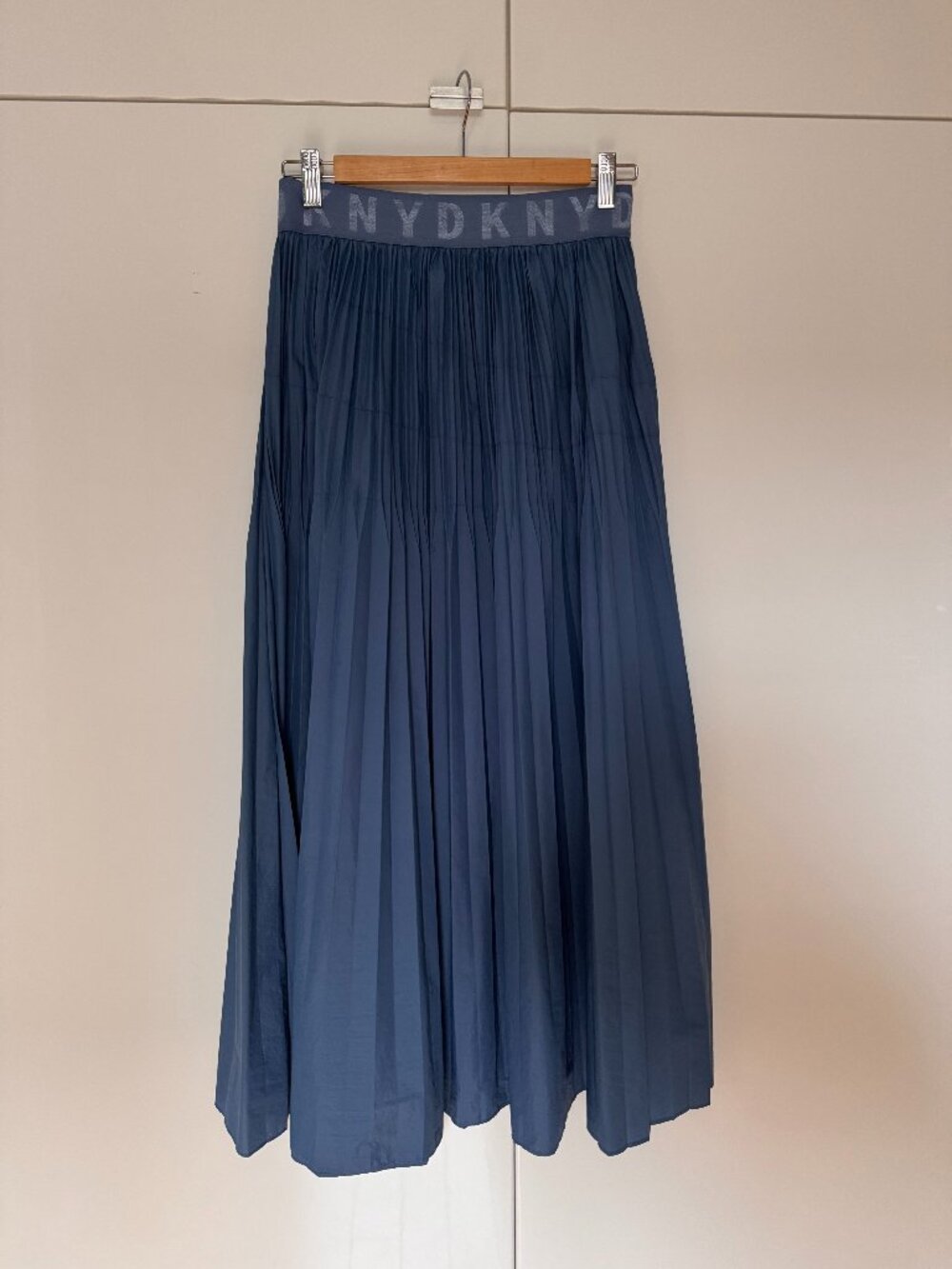 DKNY Plissé-pleated skirt - Size: Small - NWOT
